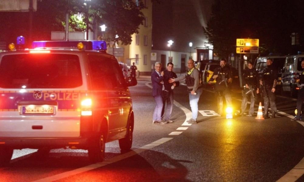 Γερμανία: Υπόθεση ομηρίας μέσα σε λεωφορείο - Ένοπλος απειλεί τρία άτομα